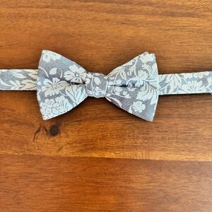 Gray floral Express bow tie